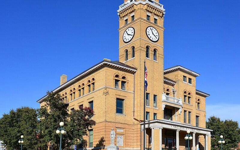 Raymore Missouri suburban community with well-maintained homes and Creekmoor golf course development