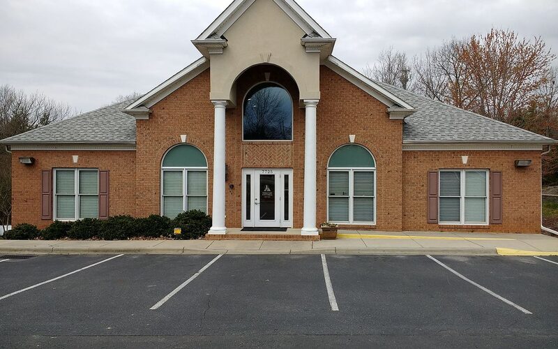 Tega Cay lakefront homes along Lake Wylie with recreational areas