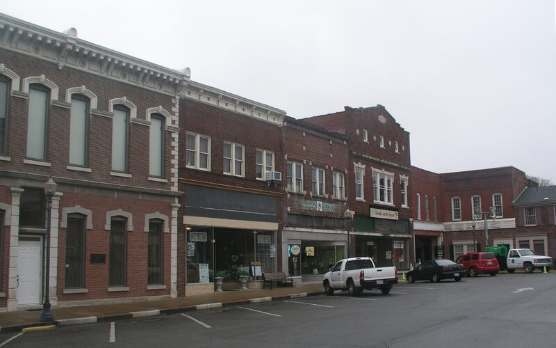 Gallatin Tennessee historic town square with Sumner County Courthouse
